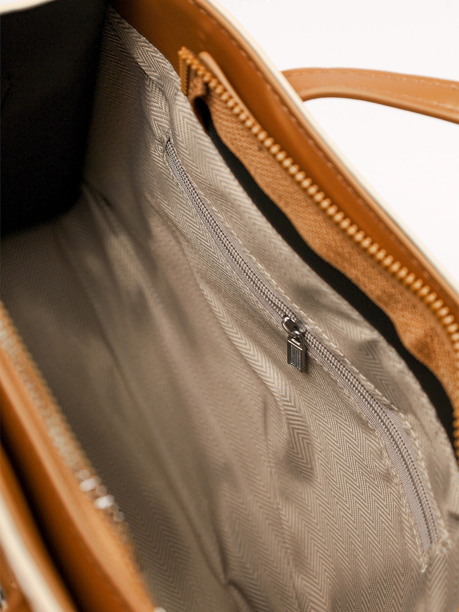 Сумка-тоут с декоративным брелком в ассортименте